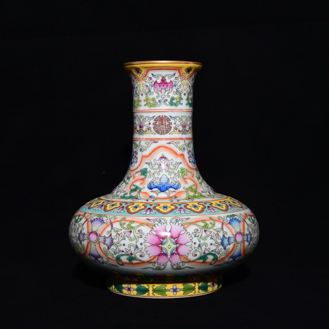 An Exquisite Enamel Flower Pattern Bats and Peach Pattern Vase,