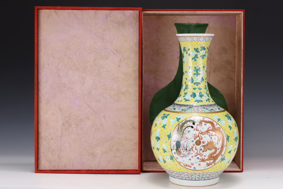 An Exquisite Famille-Rose Dragon and Phoenix Pattern Lotus Pattern Melon and Fruit Pattern Vase