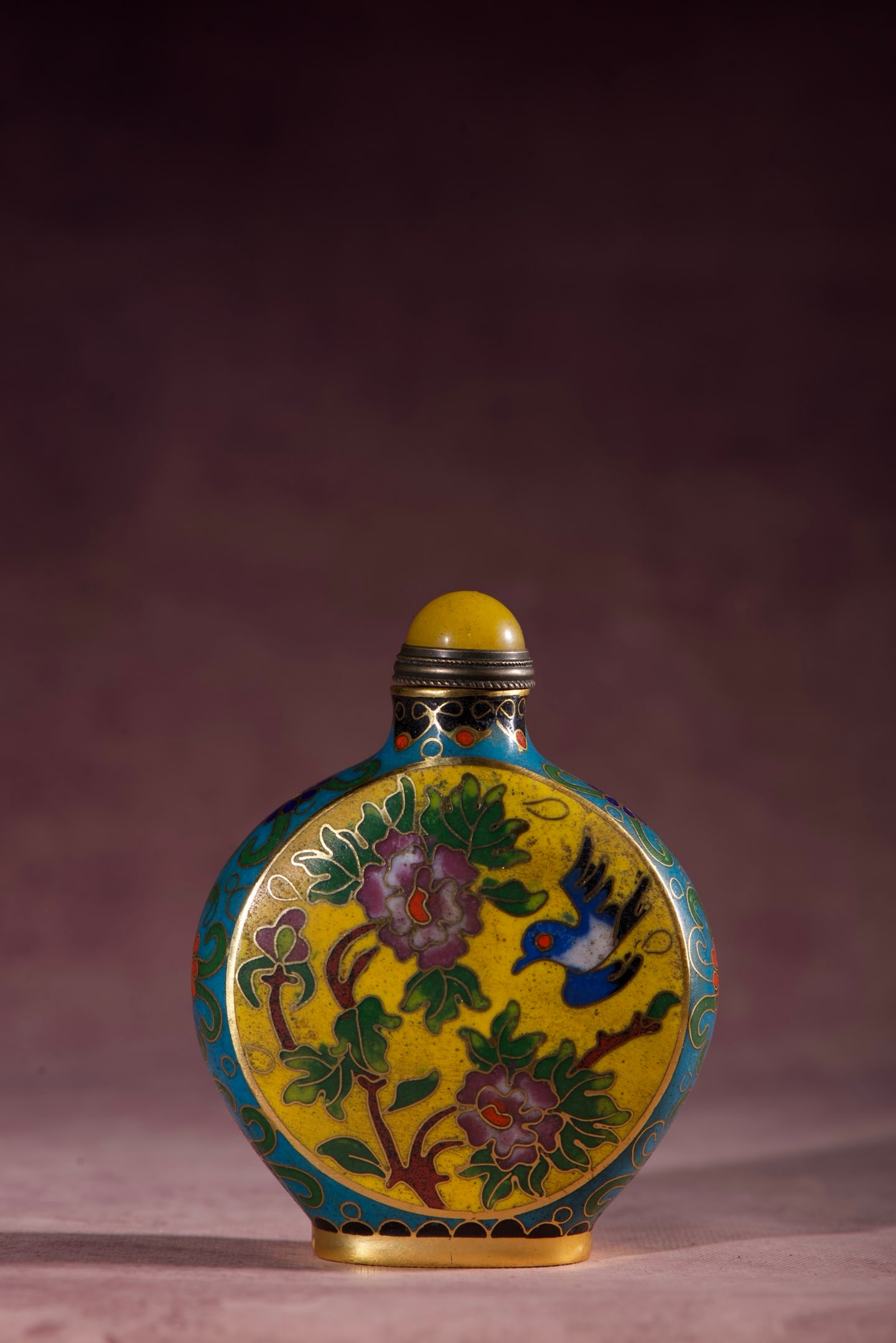An Exquisite Cloisonne Flower and Bird Pattern Snuff Bottle: An Exquisite Cloisonne Flower and Bird Pattern Snuff Bottle,Qing Dynasty,China,with Yongzheng Four-character Mark,Size:3.1inx2.4inx1.1in,Weight:80g,景泰蓝花鸟纹(