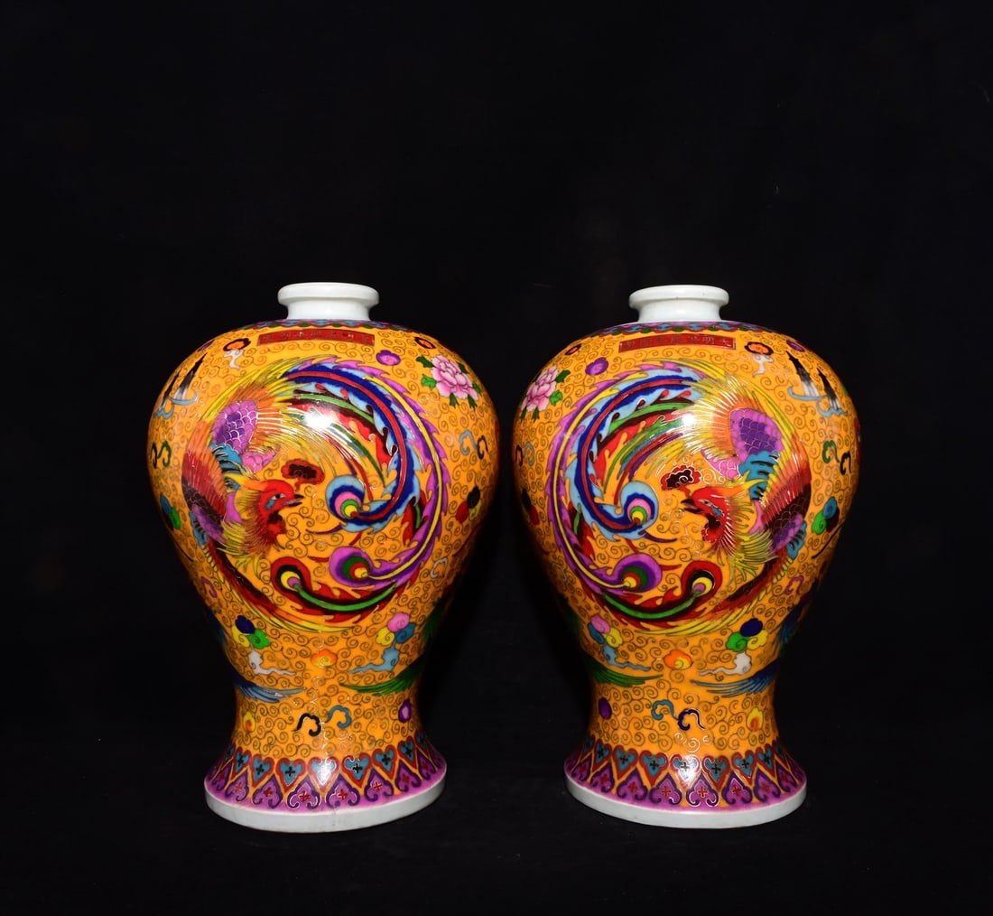 A Pair of Exquisite Enamel Phoenix Pattern Vases,
