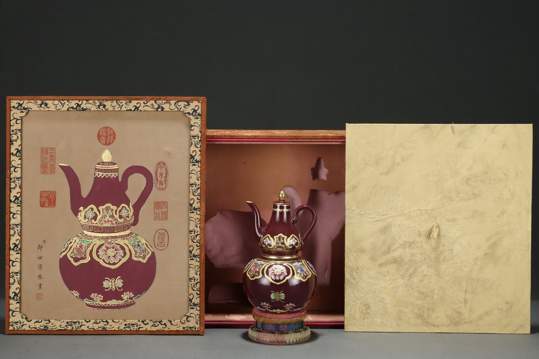 An Exquisite Famille-Rose Painted Gold Flower Pattern Ewer: An Exquisite Famille-Rose Painted Gold Flower Pattern EwerQing Dynasty, China, Qianlong Four-character MarkSize:7.4inx4.5in,粉彩描金花卉纹执壶,