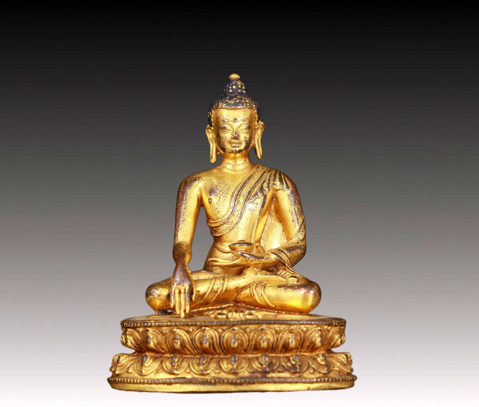 An exquisite gilt bronze statue of Sakyamuni (1 of 5)