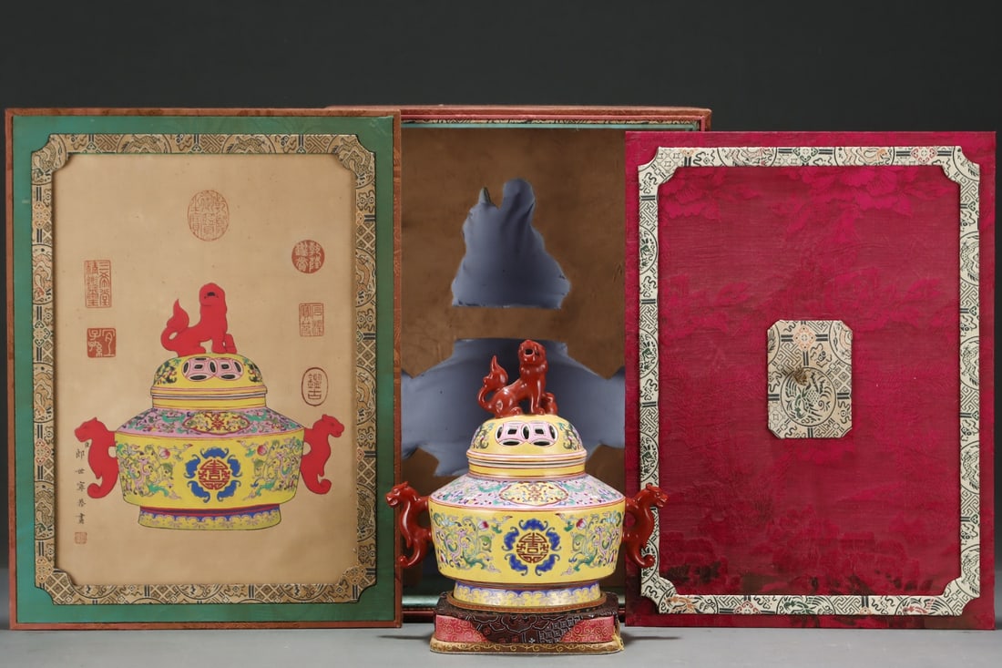 An Exquisite Famille-Rose Yellow Ground Lotus Pattern Dragon Pattern Bats and Peach Pattern: An Exquisite Famille-Rose Yellow Ground Lotus Pattern Dragon Pattern Bats and Peach Pattern Double-Ears JarQing Dynasty, China, Yongzheng Six-character MarkSize:8.9inx9.4in,粉彩黄