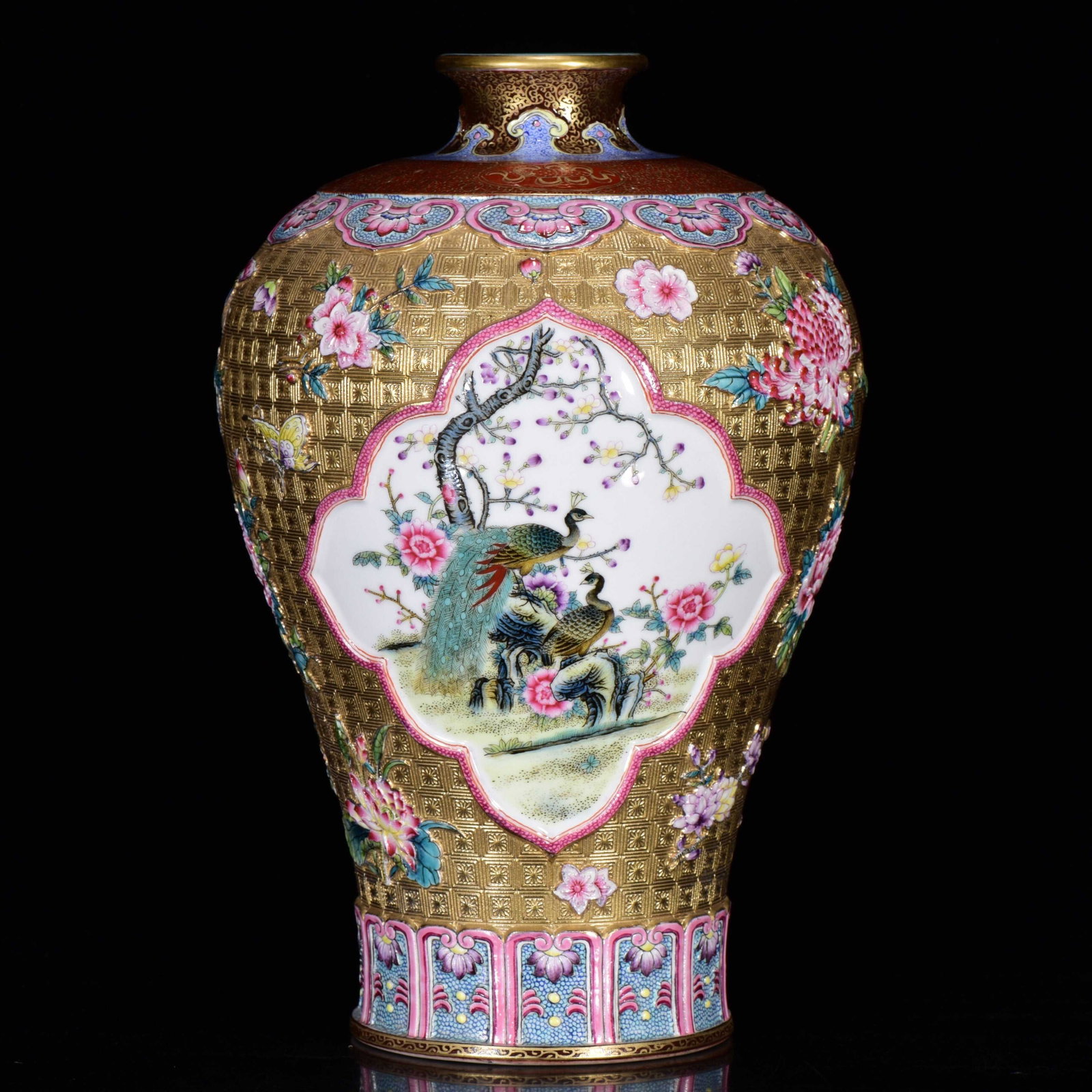 An Exquisite Enamel Gilded Flower and Bird Pattern Vase