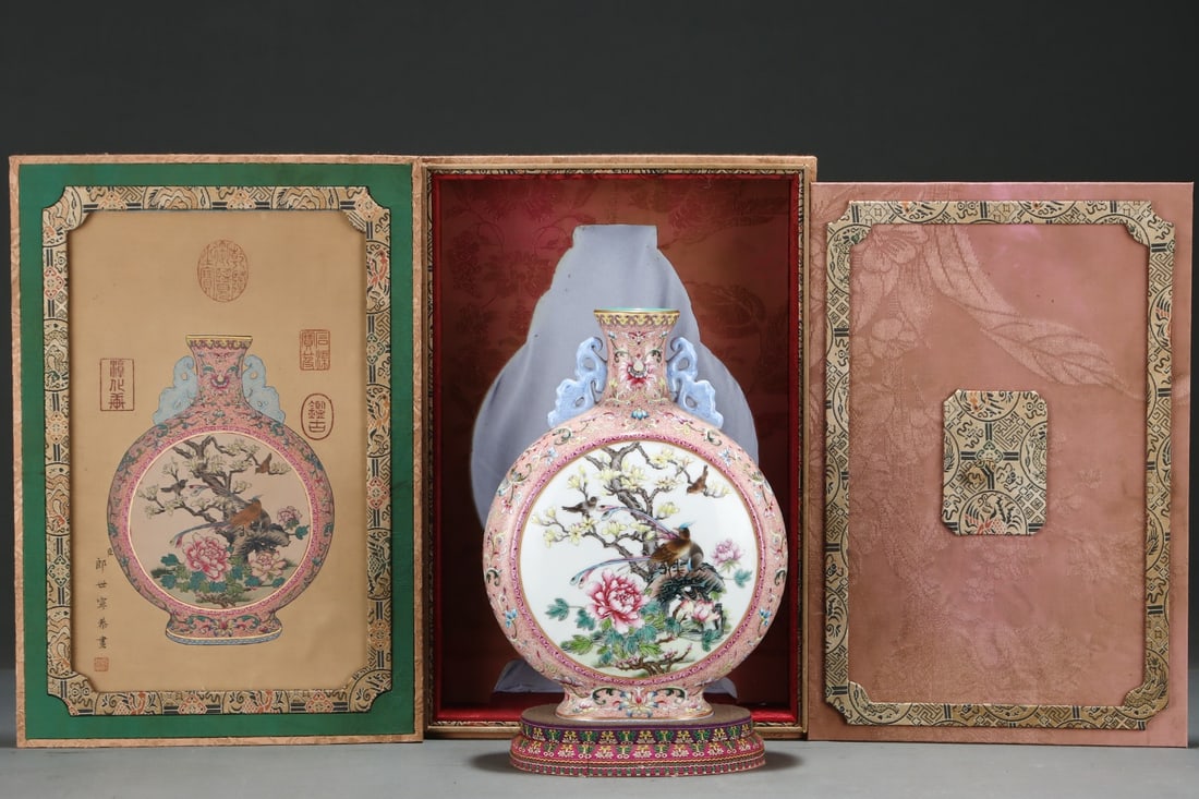 An Exquisite Famille-Rose Painted Gold Flower and Bird Pattern Lotus Pattern Double-Ears Vase: An Exquisite Famille-Rose Painted Gold Flower and Bird Pattern Lotus Pattern Double-Ears VaseQing Dynasty, China, Qianlong Four-character MarkSize:10.9inx8.1in,粉彩描金花