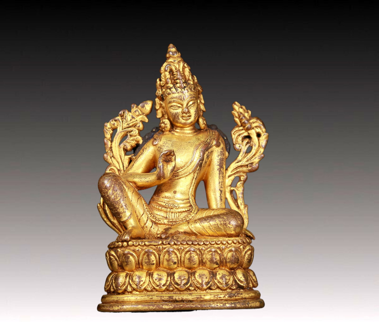 An exquisite gilt bronze statue of Guanyin: An exquisite gilt bronze statue of Guanyin,Ming Dynasty,China. Guanyin has a graceful posture and an expression of compassion and wisdom. Guanyin's gestures often have special meanings and are called 