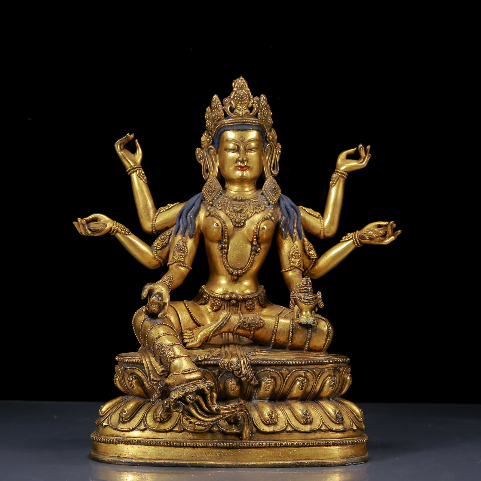 A Solemn Gilt Bronze Statue of Six-arms Guanyin: A Solemn Gilt Bronze Statue of Six-arms Guanyin, Ming Dynasty, China,Size:9.4inx6.7inx13.4in,Weight:1740g,铜鎏金六臂观音像,中国明É