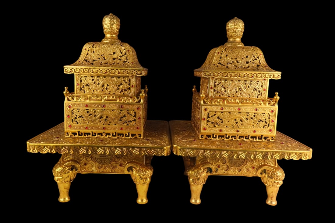 A Pair of Exquisite Filigree and Gilding Dragon Pattern four legs Censer,Inlaid Gems: A Pair of Exquisite Filigree and Gilding Dragon Pattern four legs Censer,Inlaid Gems,Qing Dynasty,China,with Qianlong Six-character Mark,Size:13inx13inx18.9in*2,Weight:19000g,一对花&