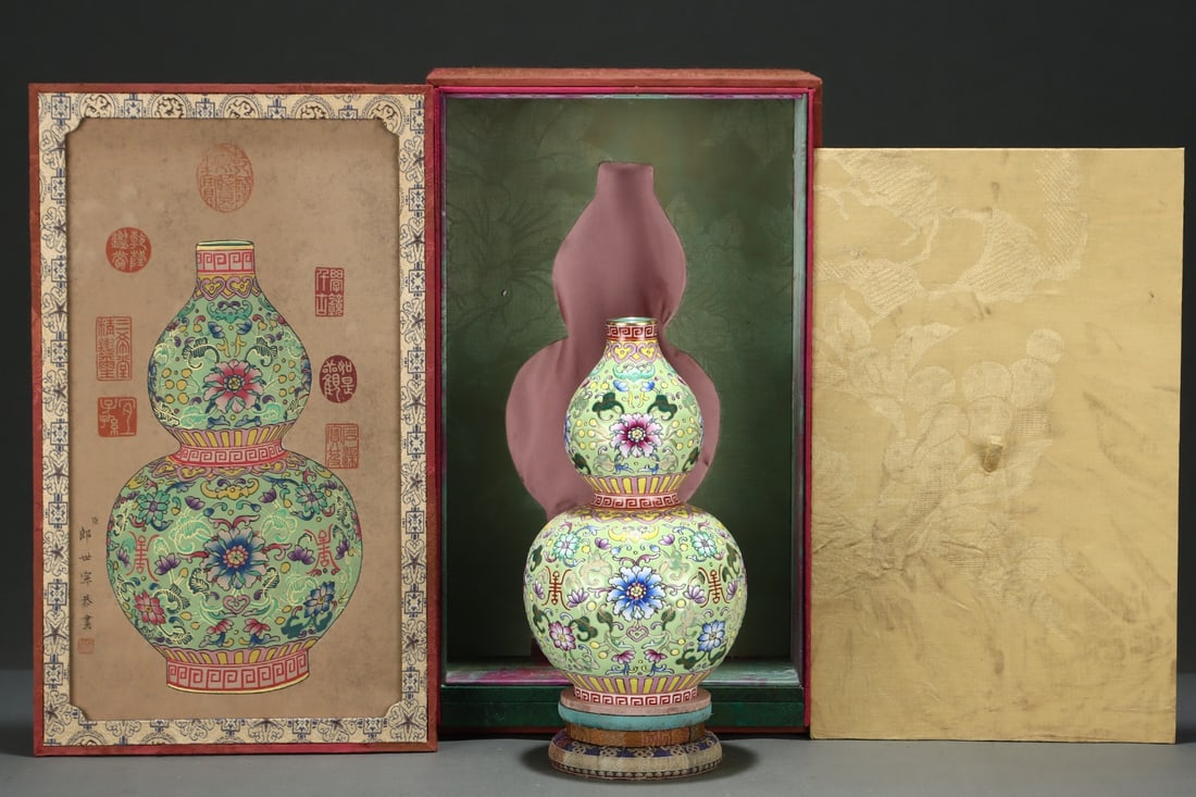 An Exquisite Enamel Painted Gold Bats and Peach Pattern Lotus Pattern Gourd Vase: An Exquisite Enamel Painted Gold Bats and Peach Pattern Lotus Pattern Gourd VaseQing Dynasty, China, Qianlong Six-character MarkSize:9.4inx5.7in,珐琅彩描金福寿