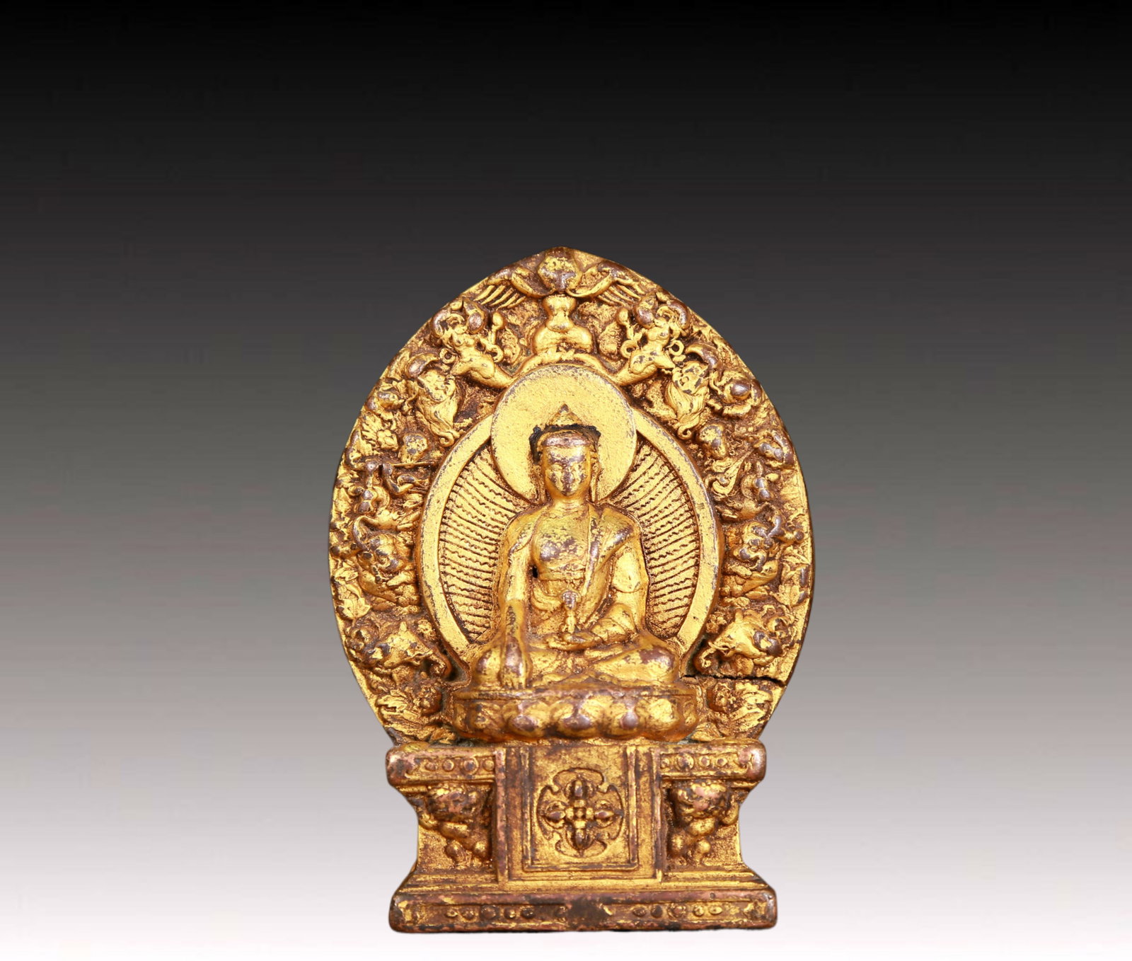 An exquisite gilt bronze statue of Guru: An exquisite gilt bronze statue of Guru,Ming Dynasty,China,dressed in traditional monk robes,with a solemn,calm and wise expression on his face,reflecting Tsongkhapa's compassion and teachings. Guru i