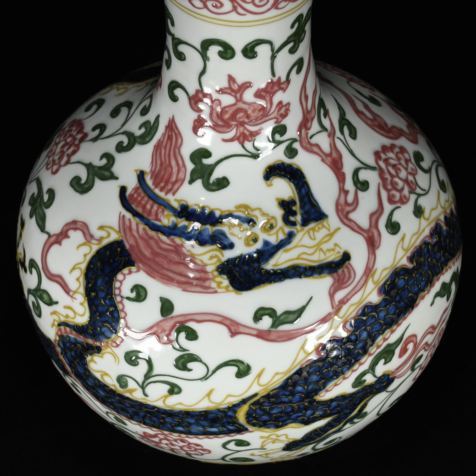 An Exquisite Wucai Lotus Pattern Dragon Pattern Vase - 4