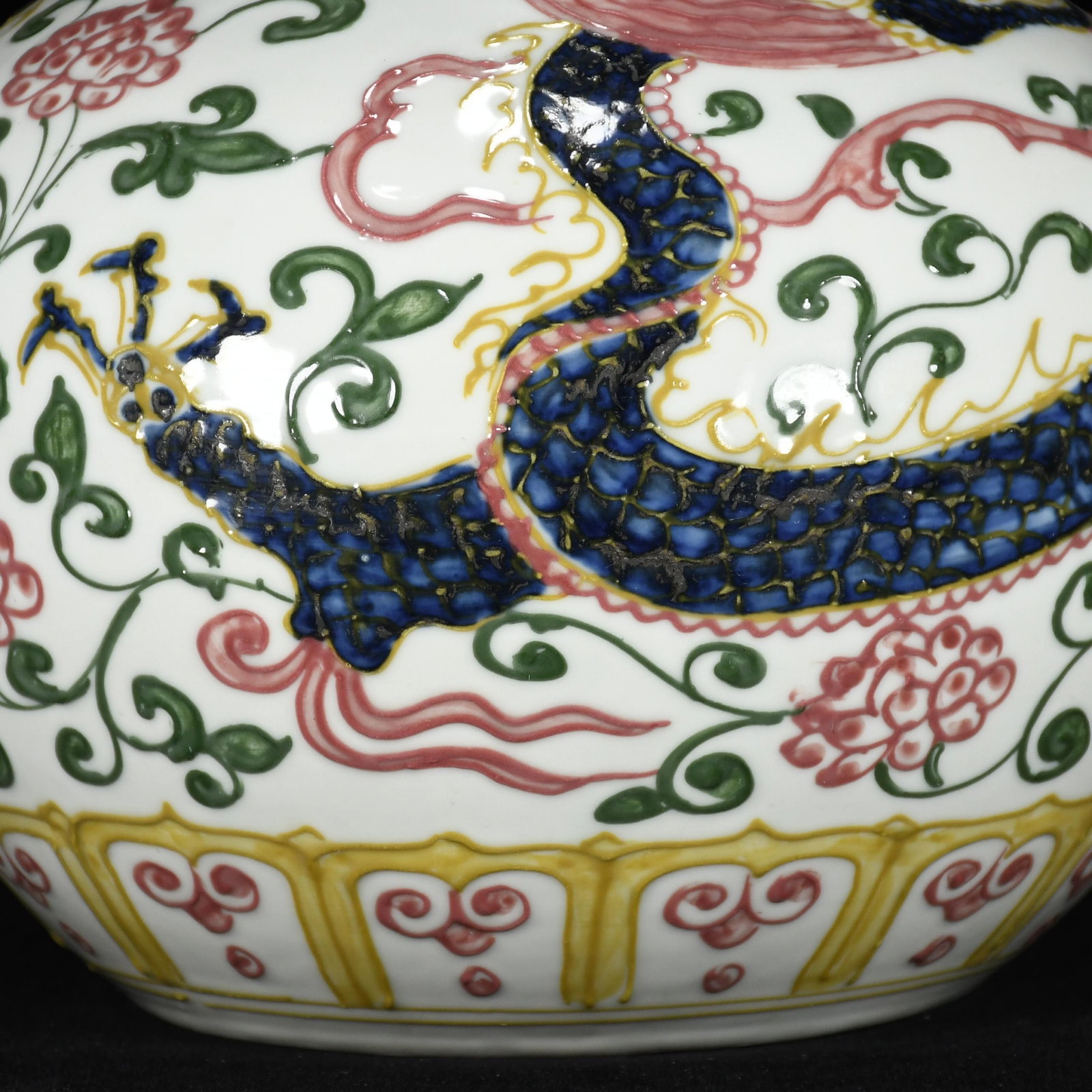 An Exquisite Wucai Lotus Pattern Dragon Pattern Vase - 5