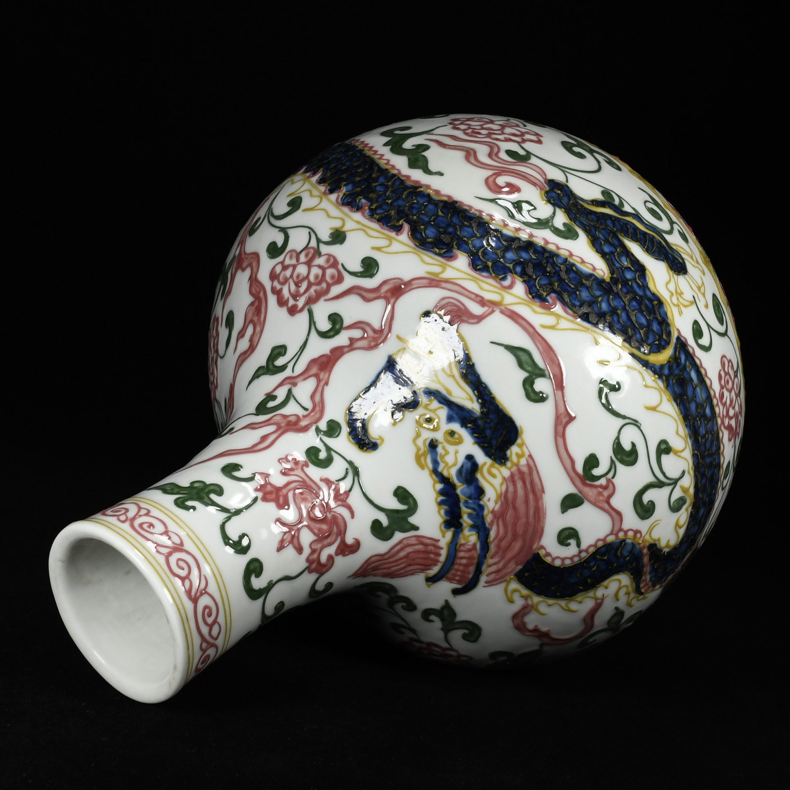 An Exquisite Wucai Lotus Pattern Dragon Pattern Vase - 6