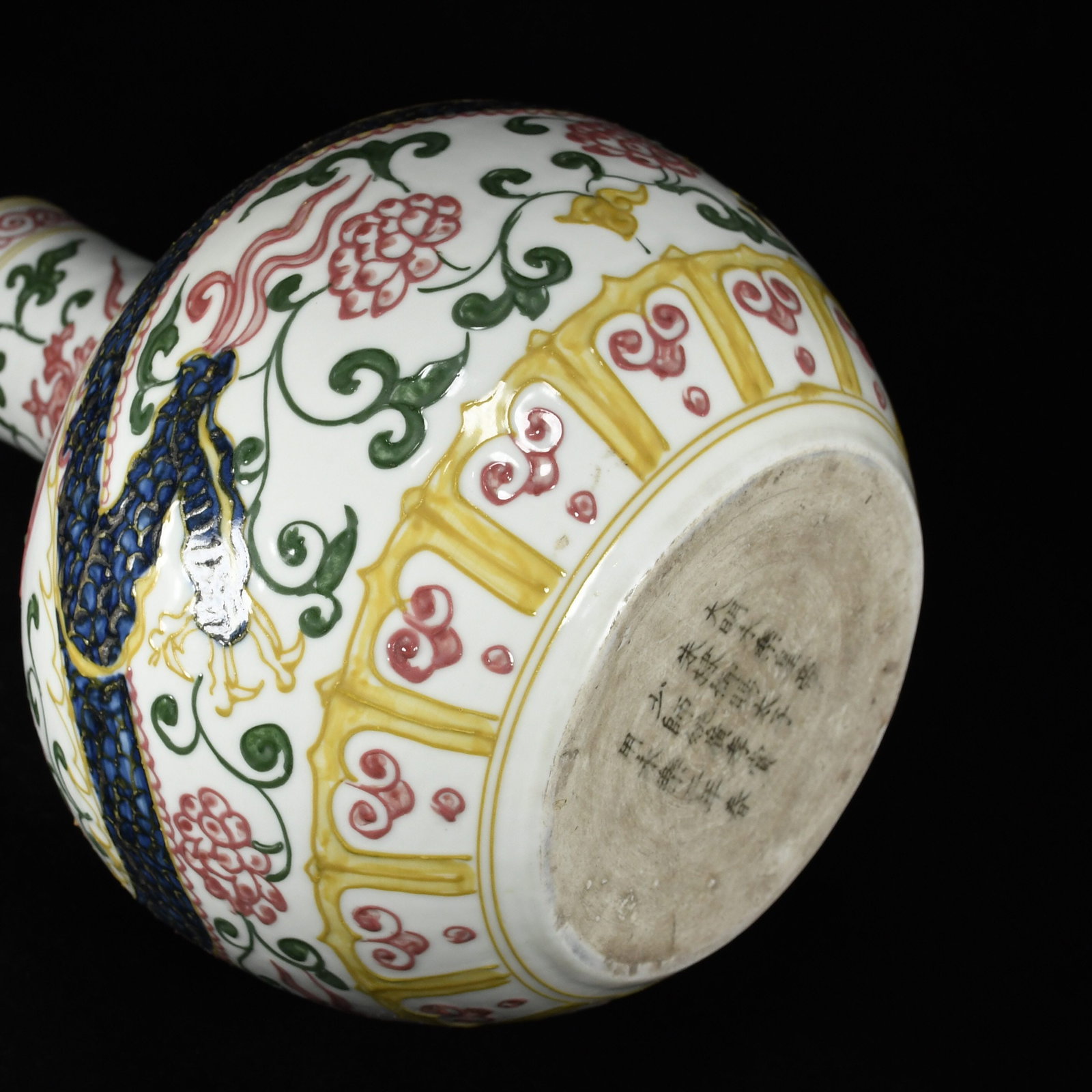 An Exquisite Wucai Lotus Pattern Dragon Pattern Vase - 7