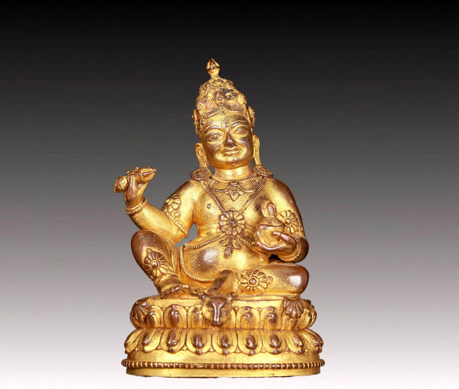 An exquisite gilt bronze statue of Mammon: An exquisite gilt bronze statue of Mammon,Ming Dynasty,China. This is a breathtaking piece of Buddhist art. The face of the Buddha statue is solemn and kind,and its eyes are deep,symbolizing wealth an