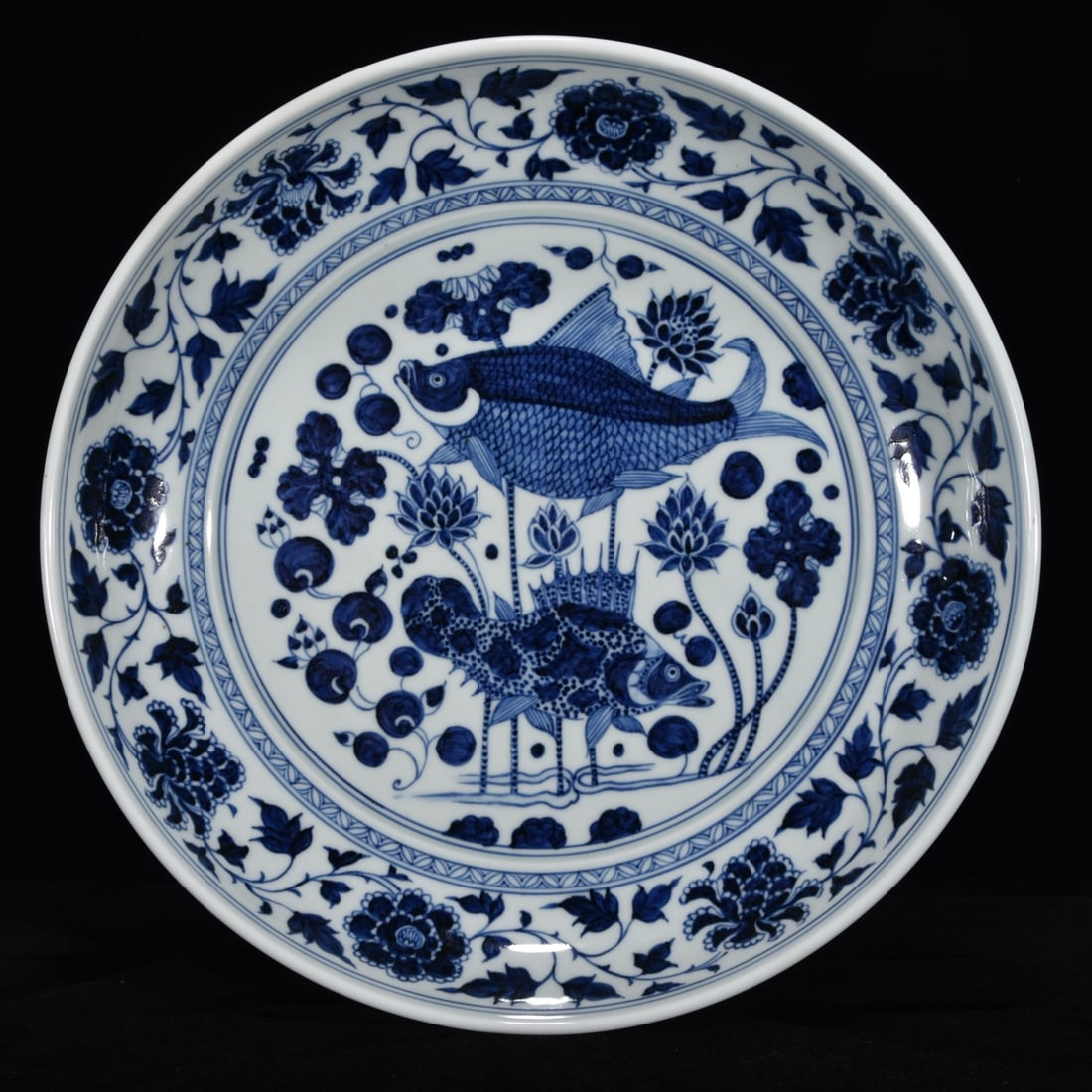 An Exquisite Blue and White Hornwort Pattern Plate