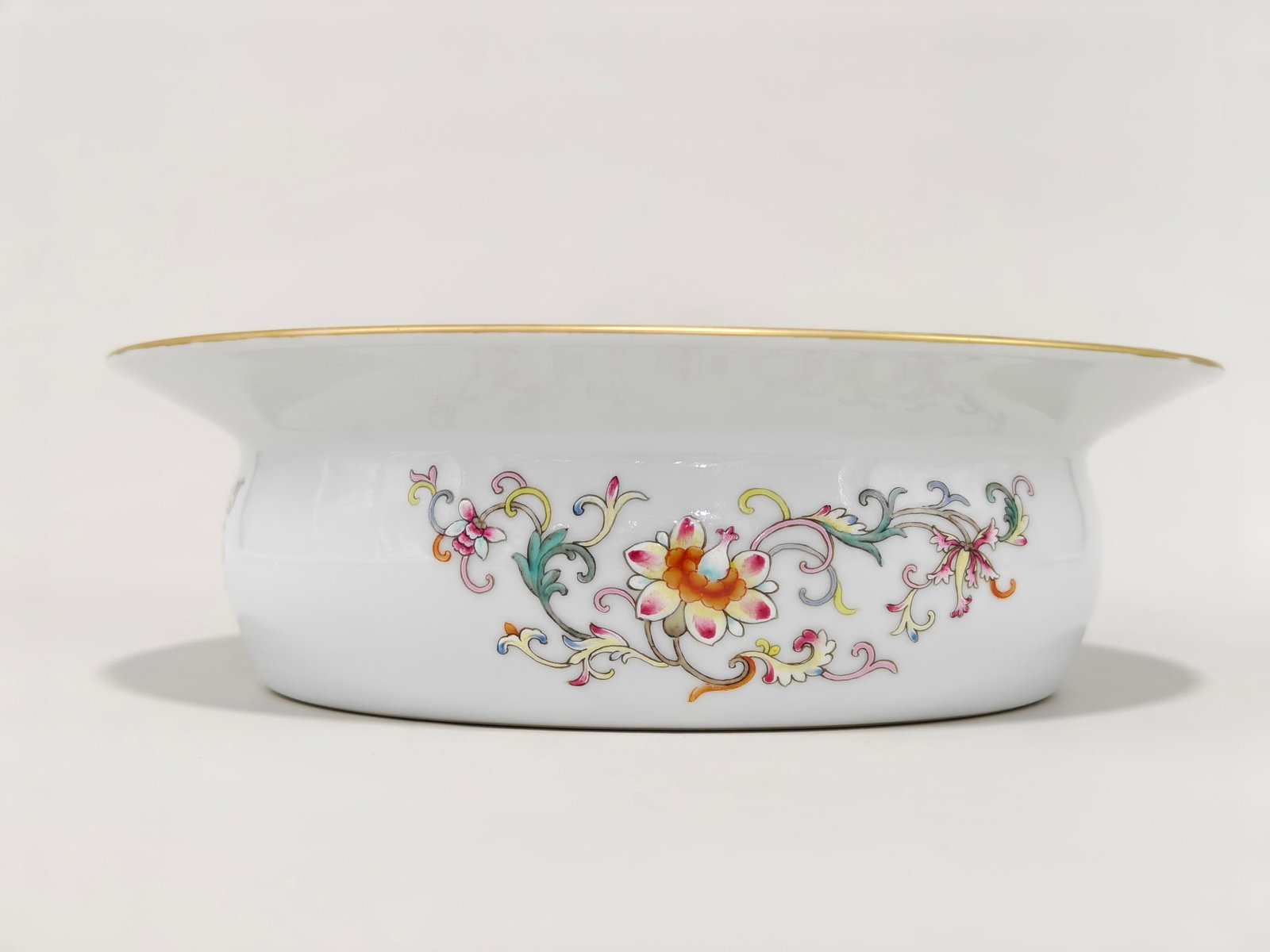 Famille-Rose Lotus Pattern Character and Story Pattern Basin: Famille-Rose Lotus Pattern Character and Story Pattern Basin,Qing Dynasty,China,with Qianlong Six-character Mark,Size:3.4inx11.6in