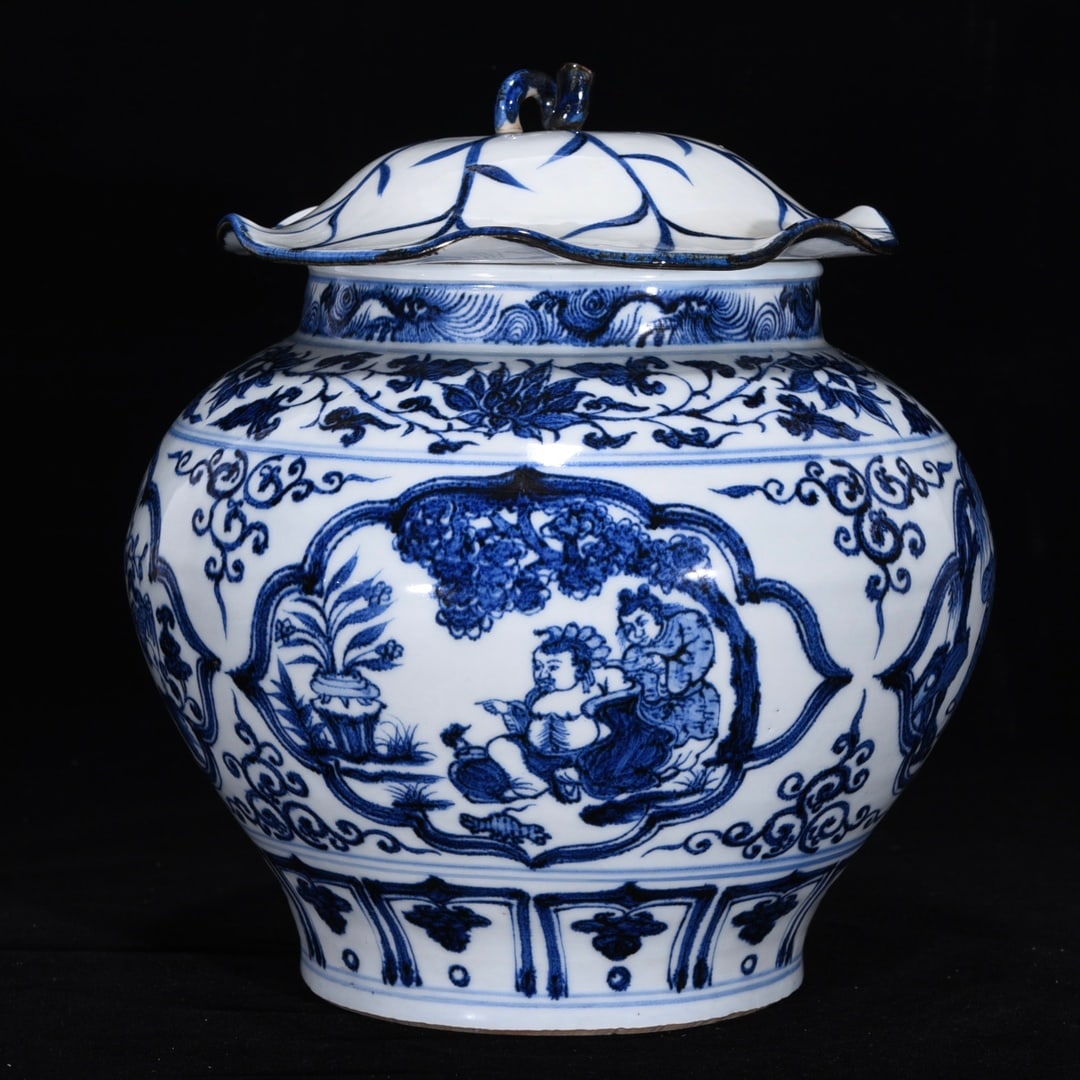 An Exquisite Blue and White Character and Story Pattern Jar