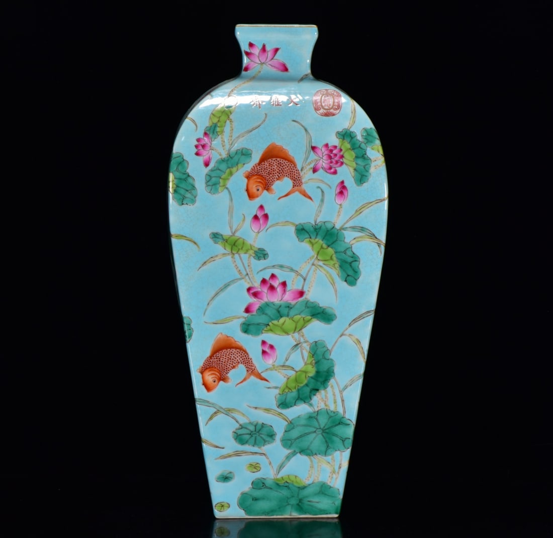 An Exquisite Famille-Rose Flower Pattern Vase: An Exquisite Famille-Rose Flower Pattern Vase,Qing Dynasty,China,Size:16.9inx7.1in,粉彩花卉纹瓶,中国清代