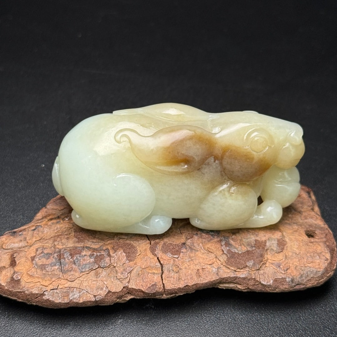 An Exquisite White Jade Rabbit Hand Piece: An Exquisite White Jade Rabbit Hand Piece,Han Dynasty,China,Size:2.6inx1.1inx1.1in,Weight:88g,白玉兔子手把件,中国汉代