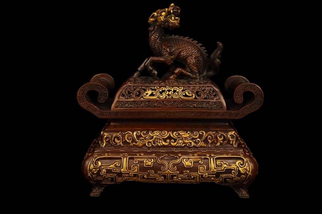 An Exquisite Gilt Bronze Dragon Pattern Double-Ears four legs Censer: An Exquisite Gilt Bronze Dragon Pattern Double-Ears four legs Censer,Ming Dynasty,China,with Xuande