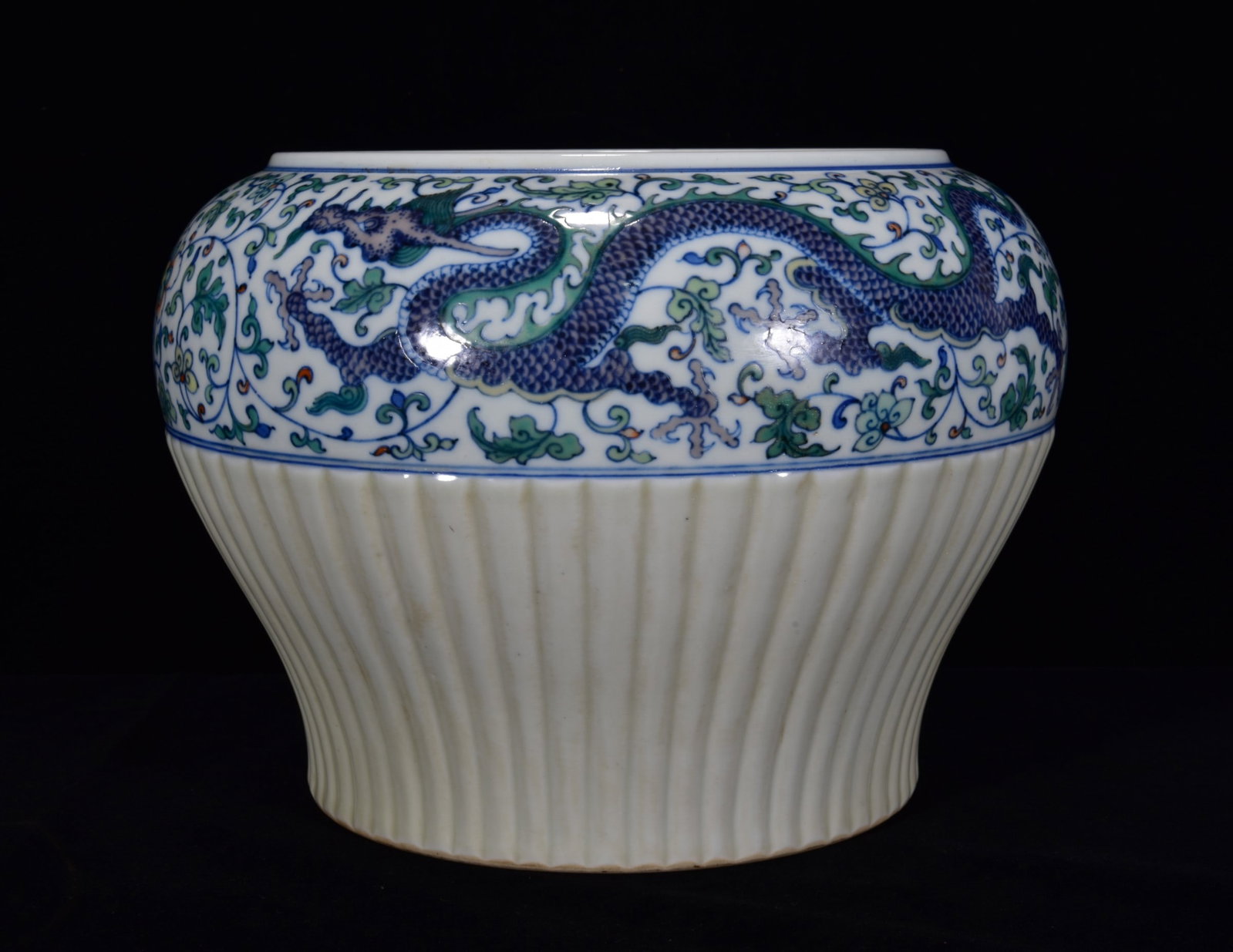 An Exquisite Doucai Dragon Pattern Jar: An Exquisite Doucai Dragon Pattern Jar,Qing Dynasty,China,Size:6.7inx9.1in,斗彩龙纹罐,中国清代