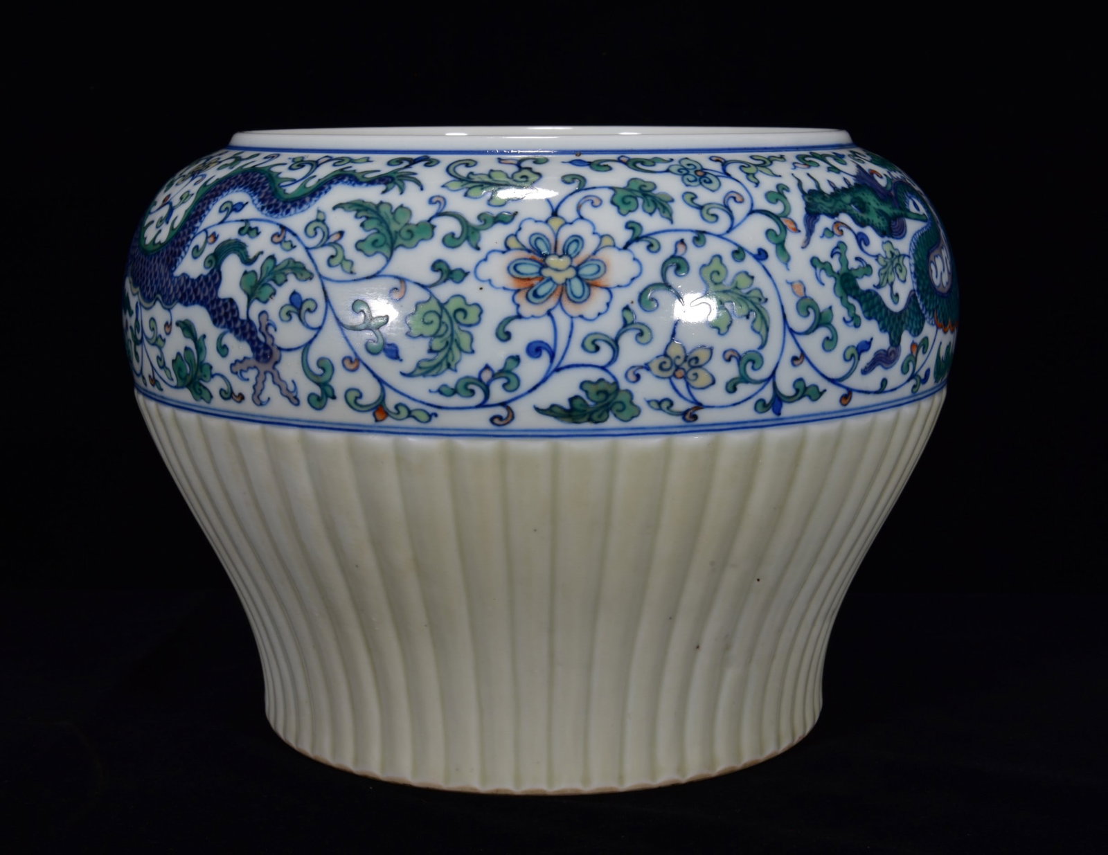 An Exquisite Doucai Dragon Pattern Jar - 2