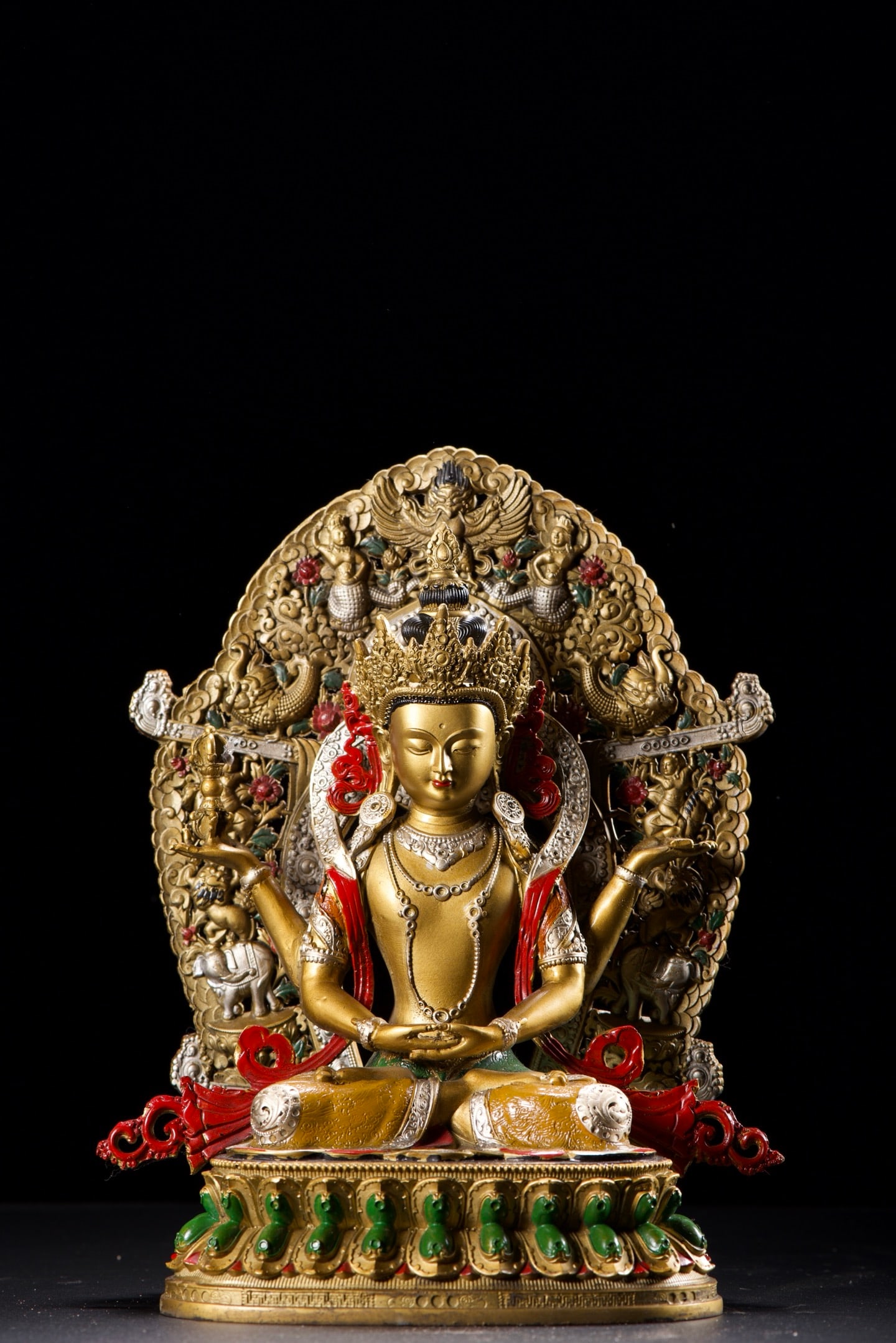 An Exquisite Copper Painted Color Statue of Avalokitesvara: An Exquisite Copper Painted Color Statue of Avalokitesvara,Qing Dynasty,China,Size:10.6inx7.9inx4.3in,Weight:1455g,铜彩绘观音像,中国清代