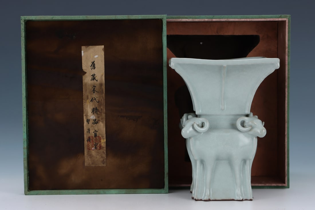 An Exquisite Guan yao White Glazed with an Imperial Poem by Emperor Censer
