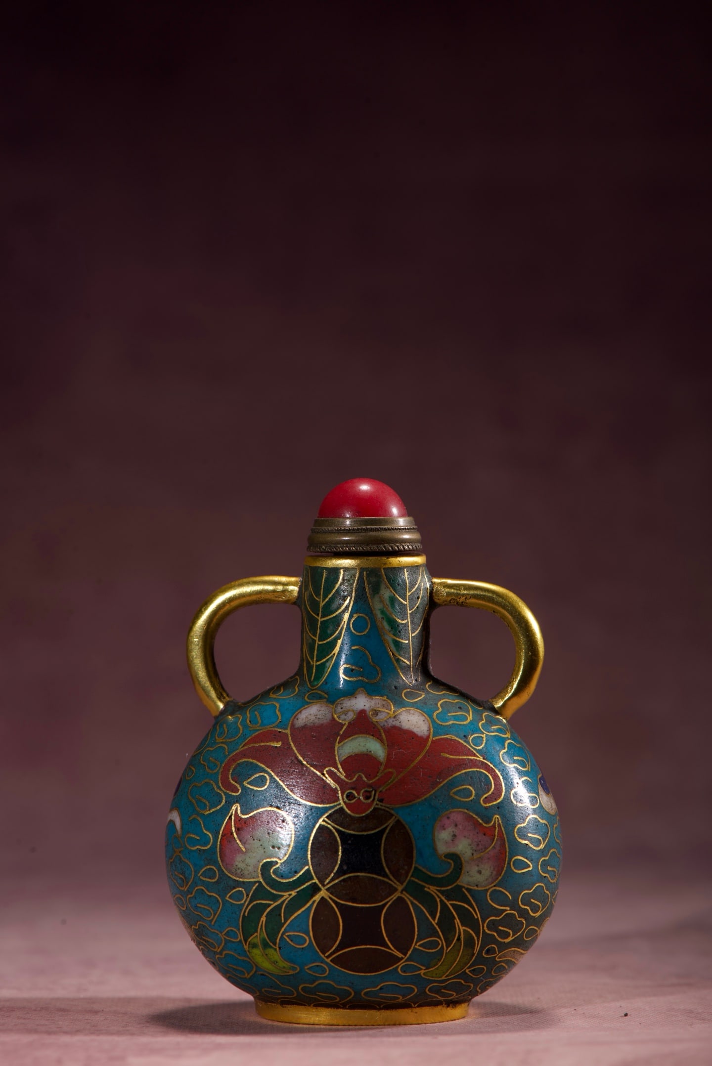 An Exquisite Cloisonne Bats and Peach Pattern Snuff Bottle: An Exquisite Cloisonne Bats and Peach Pattern Snuff Bottle,Qing Dynasty,China,with Qianlong Four-character Mark,Size:2.9inx2.1inx1.6in,Weight:74g,景泰蓝福寿纹࿬