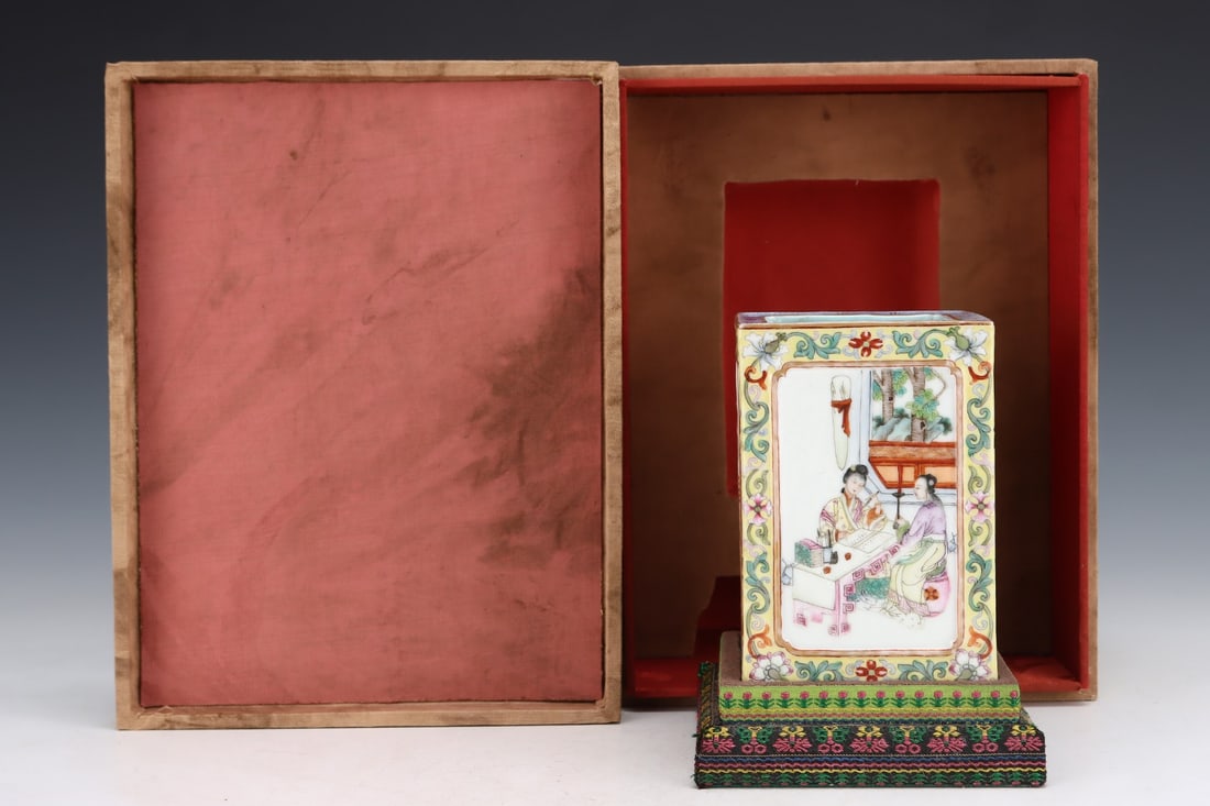 An Exquisite Famille-Rose Lotus Pattern Character and Story Pattern Brush Pot: An Exquisite Famille-Rose Lotus Pattern Character and Story Pattern Brush PotQing Dynasty, China,Qianlong Six-character Mark,Size:5.1inx3.5in,粉彩缠枝莲纹人&#