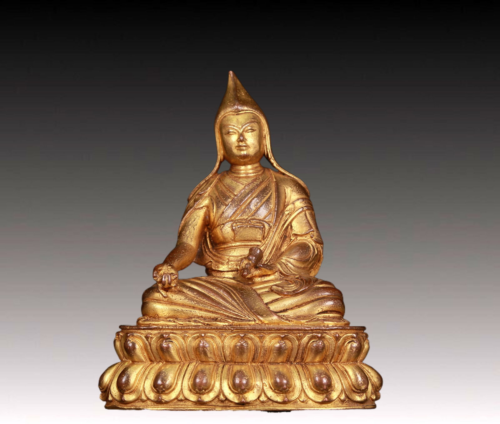 An exquisite gilt bronze statue of Tsongkhapa: An exquisite gilt bronze statue of Tsongkhapa,Ming Dynasty,China. The sculpture is richly decorated,such as cassocks,gems,jewelry and crowns,to highlight Tsongkhapa's solemnity and dignity. It represe