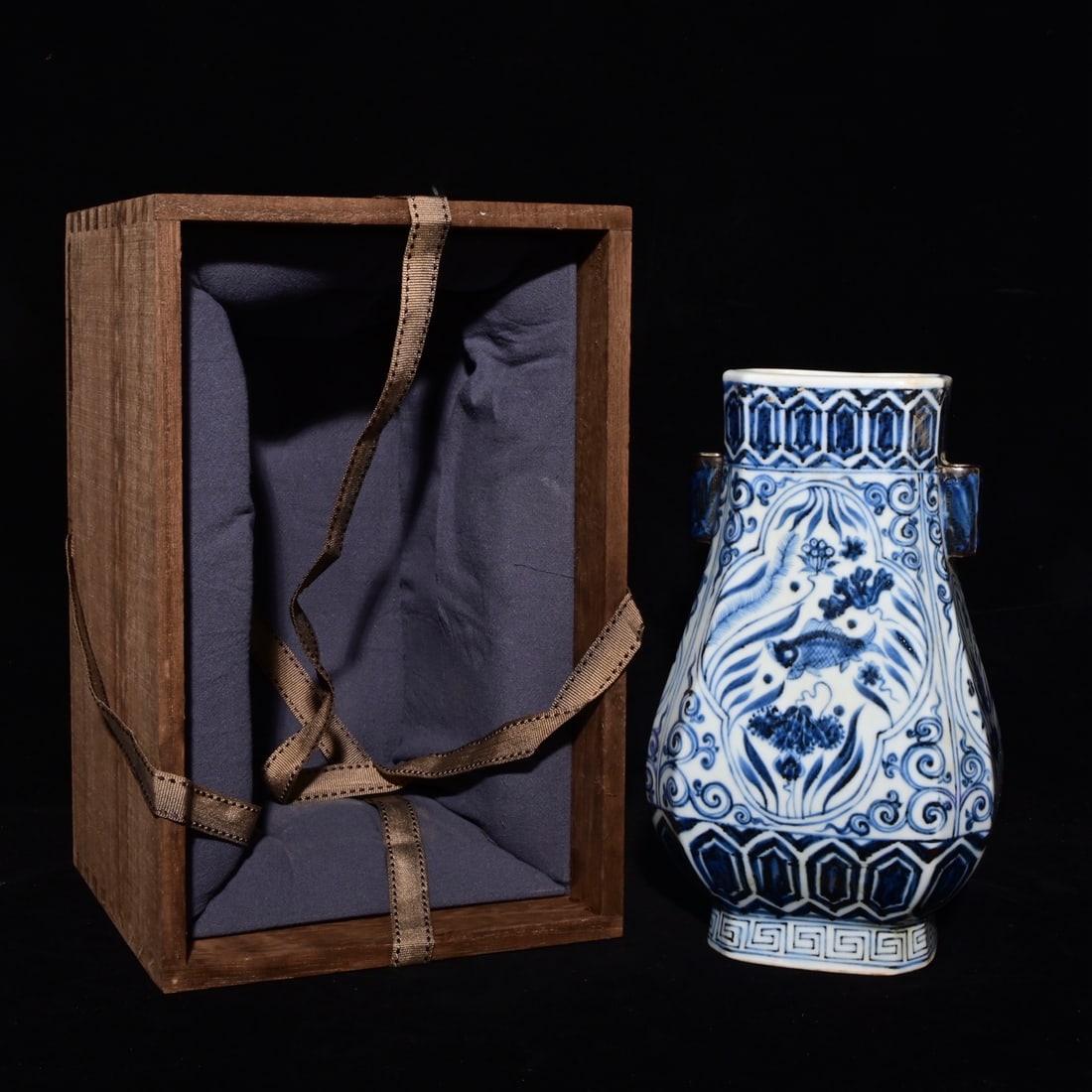 An Exquisite Blue and White Hornwort Pattern Double-Ears Vase,
