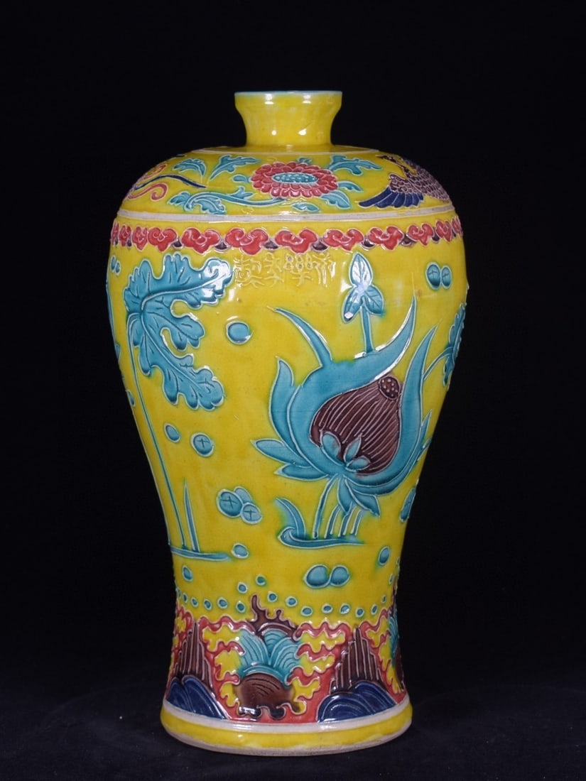 An Exquisite Fahua Glazed Flower and Bird Pattern Vase