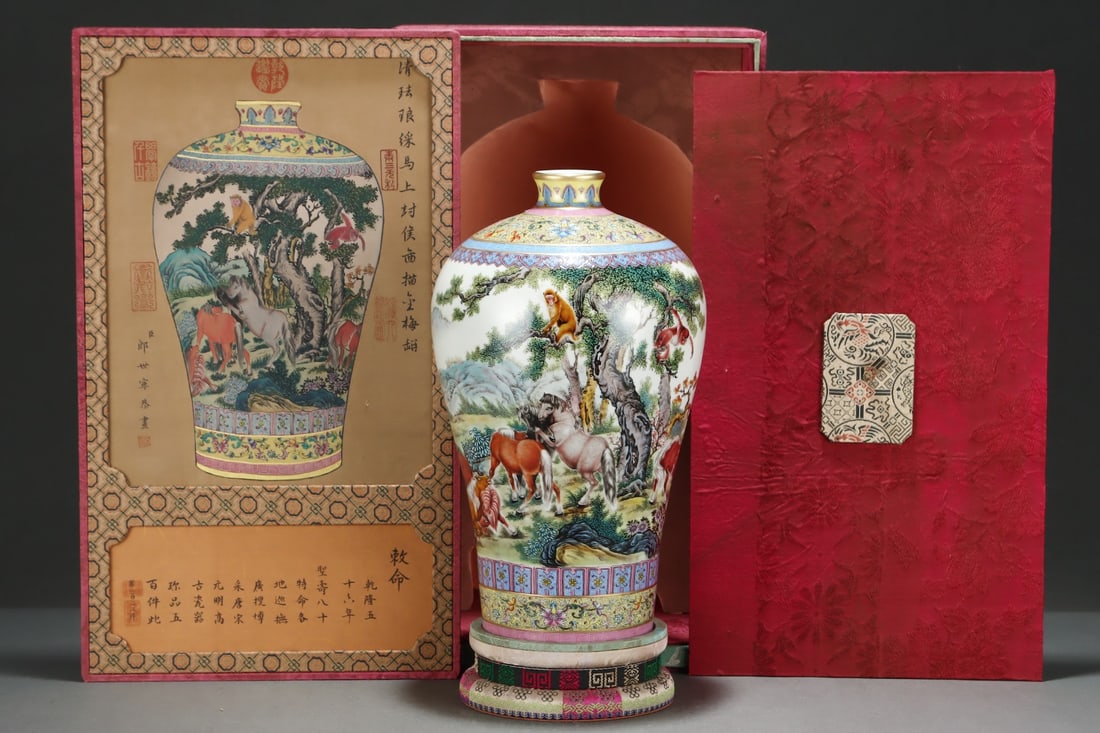 An Exquisite Enamel Painted Gold Animal Pattern Lotus Pattern Vase: An Exquisite Enamel Painted Gold Animal Pattern Lotus Pattern VaseQing Dynasty, China, Qianlong Six-character MarkSize:13.8inx8.3in,珐琅彩描金动物纹 