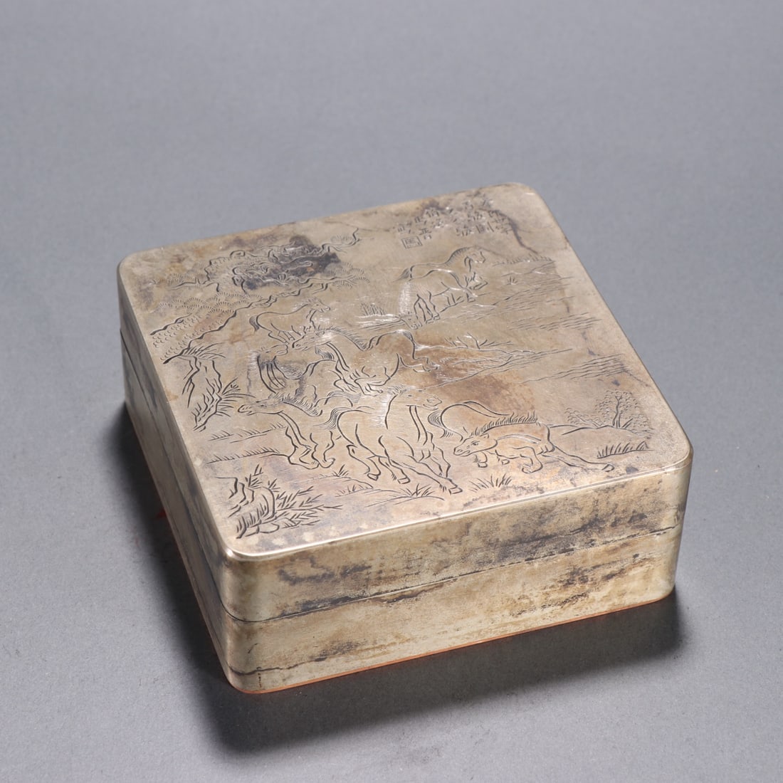 An Exquisite Copper Horse Pattern Box: An Exquisite Copper Horse Pattern Box,Qing Dynasty,China,With Mark,Size:1.6inx3.9in,铜马纹盒子,中国清代,带款