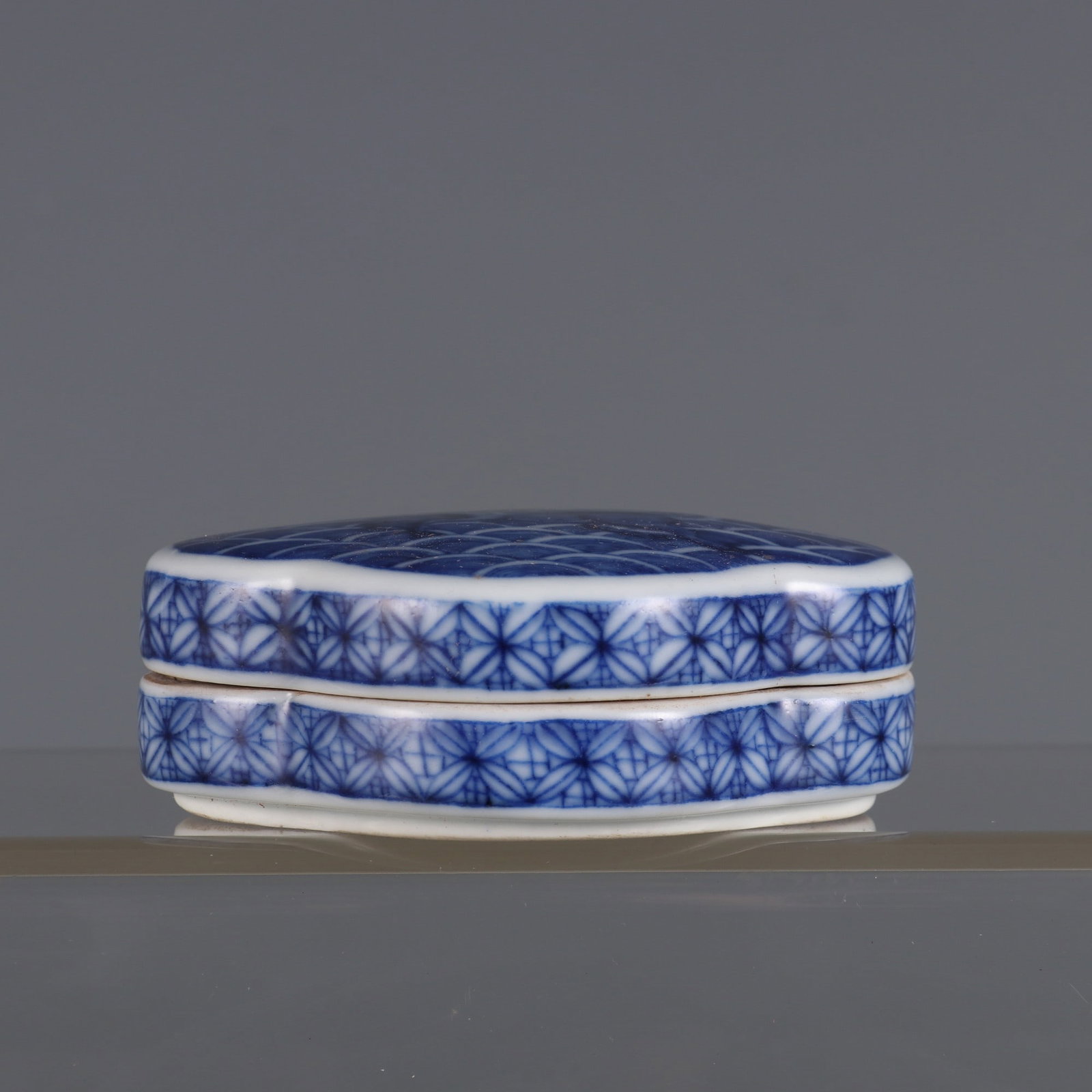 An Exquisite Blue and White Seawater Auspicious Beast Box: An Exquisite Blue and White Seawater Auspicious Beast Box,Qing Dynasty,China,Qianlong Six-character