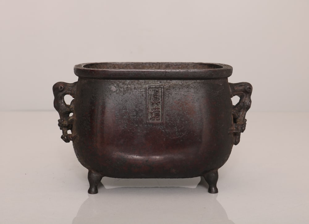 An Exquisite Copper Double-Ears four legs Censer: An Exquisite Copper Double-Ears four legs Censer,Ming Dynasty,China,Size:3.9inx6.3in,Weight:2000g,铜双耳四足香炉,中国明代