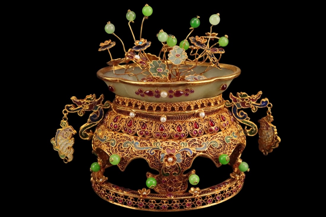 An Exquisite Gilt Bronze Inlaid White Jade Flower Pattern Ornament,Inlaid Gems: An Exquisite Gilt Bronze Inlaid White Jade Flower Pattern Ornament,Inlaid Gems,Qing Dynasty,China,with Qianlong Four-character