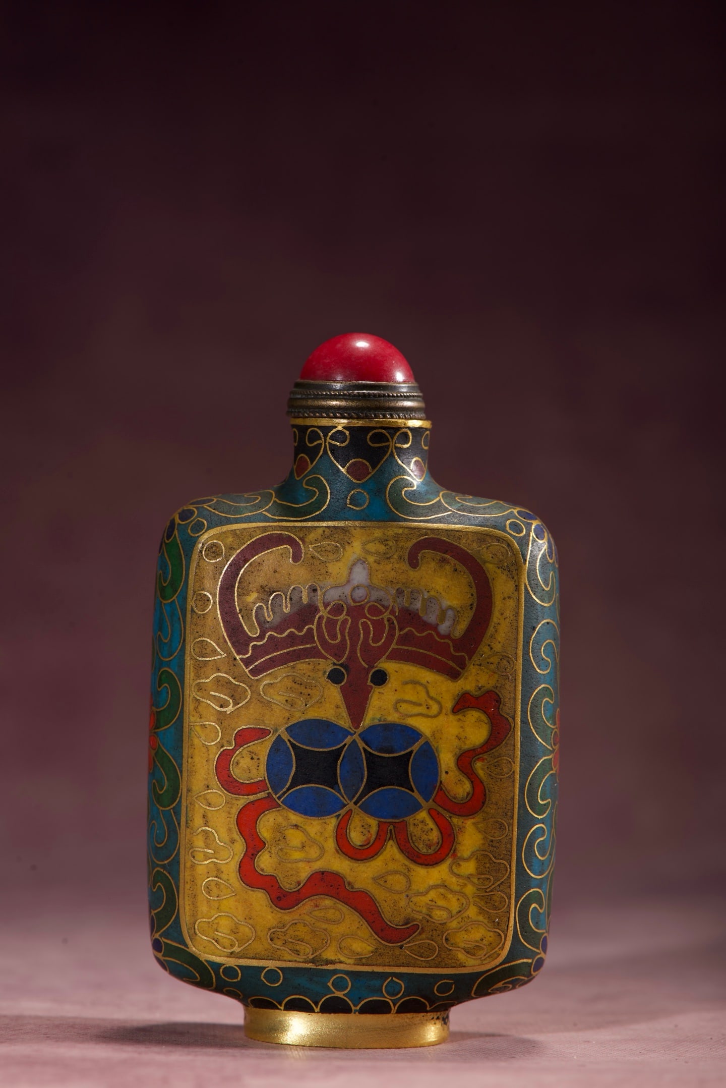 An Exquisite Cloisonne Bats Pattern Flower Pattern Snuff Bottle: An Exquisite Cloisonne Bats Pattern Flower Pattern Snuff Bottle,Qing Dynasty,China,with Qianlong Four-character