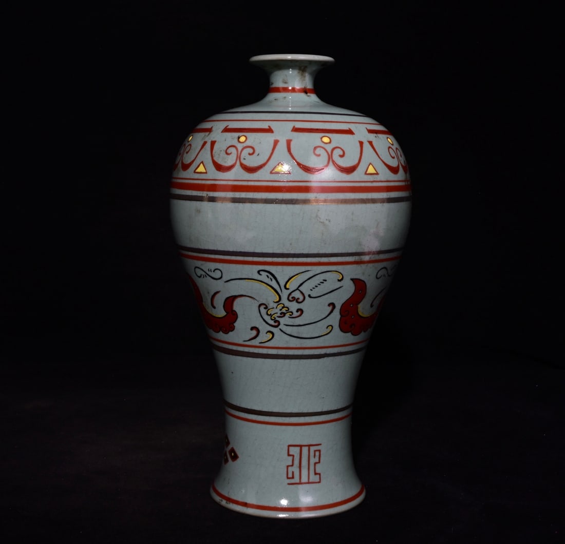 An Exquisite Ru yao Painted Gold Vase,: An Exquisite Ru yao Painted Gold Vase,Song Dynasty, China,With Mark,Size:10.6inx5.9in 汝窑描金瓶