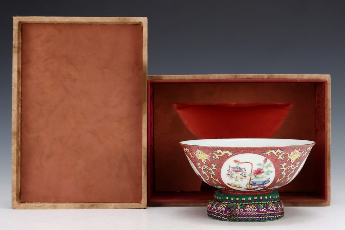An Exquisite Famille-Rose Lotus Pattern Flower and Fruit Pattern Bowl: An Exquisite Famille-Rose Lotus Pattern Flower and Fruit Pattern BowlQing Dynasty, China,Qianlong Six-character