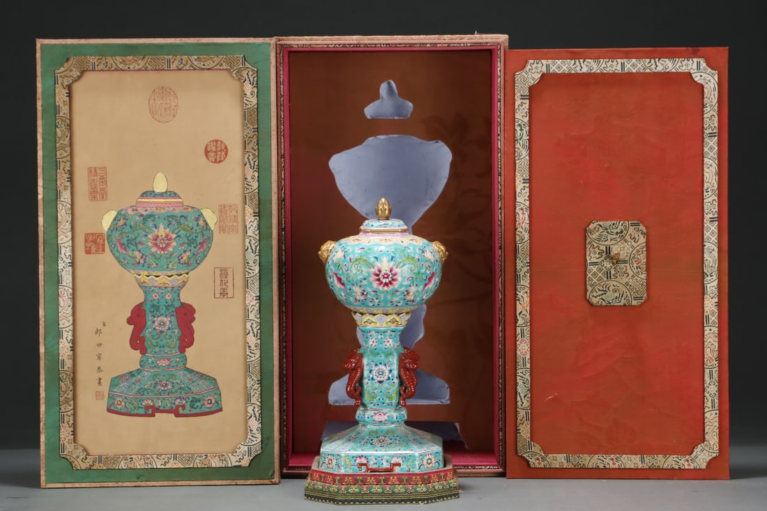 An Exquisite Famille-Rose Green Ground Lotus Pattern Hatstand: An Exquisite Famille-Rose Green Ground Lotus Pattern HatstandQing Dynasty, China, Qianlong Four-character MarkSize:12.4inx6in,粉彩绿地缠枝莲纹帽&#
