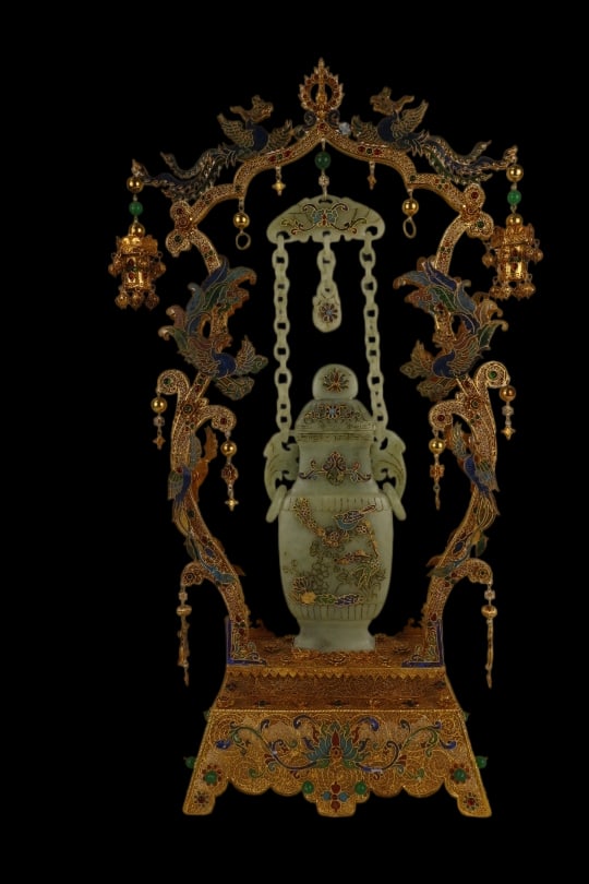 An Exquisite Filigree and Gilding Inlaid White Jade Flower and Bird Pattern Ornament,Inlaid Gems: An Exquisite Filigree and Gilding Inlaid White Jade Flower and Bird Pattern Ornament,Inlaid Gems,Qing Dynasty,China,with Qianlong Four-character Mark,Size:12.6inx5.1inx21.7in,Weight:2000g,花