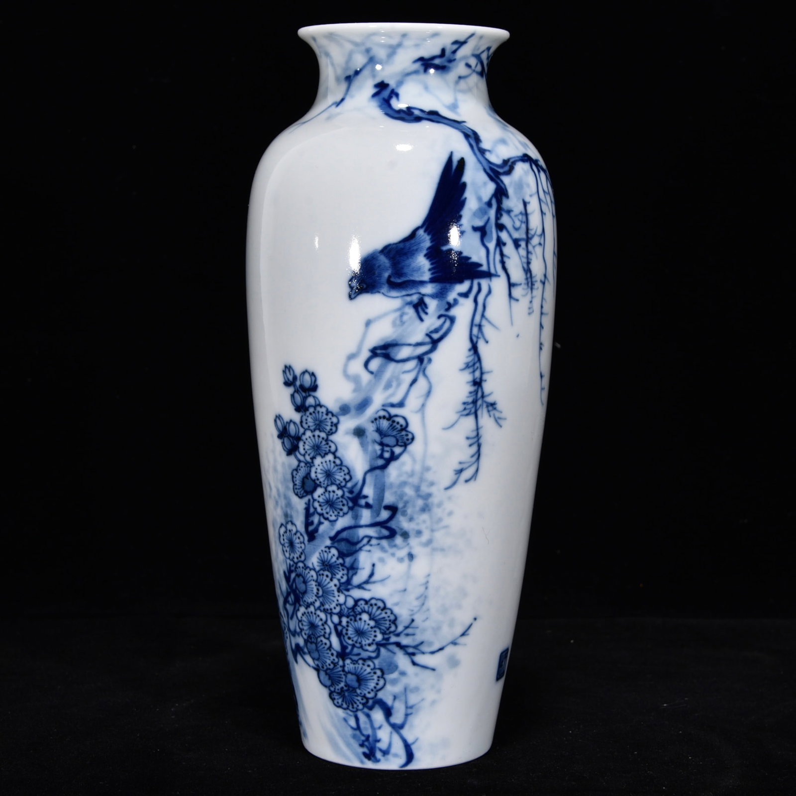 An Exquisite Blue and White Flower and Bird Pattern Vase: An Exquisite Blue and White Flower and Bird Pattern Vase,Qing Dynasty,China,With Mark,Size:8.5inx3.5in,青花花鸟纹瓶,中国清代,带款