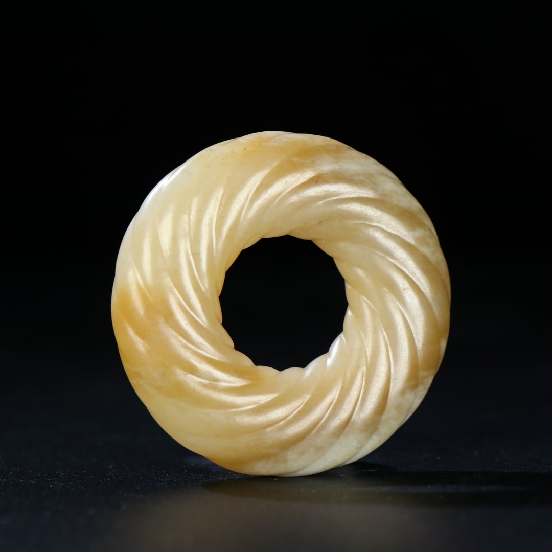 An Exquisite White Jade Pendant: An Exquisite White Jade Pendant,Han Dynasty,China,Size:1.8inx0.3in,Weight:28g,白玉挂件,中国汉代