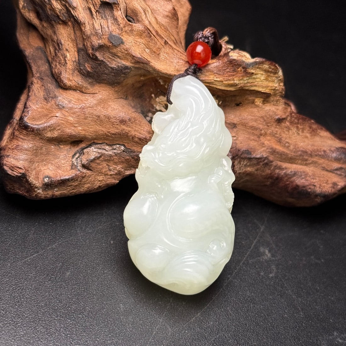 An Exquisite White Jade Dragon Pattern Pendant: An Exquisite White Jade Dragon Pattern Pendant,Qing Dynasty,China,Size:2.1inx1.1inx0.7in,Weight:39g,白玉龙纹挂件,中国清代