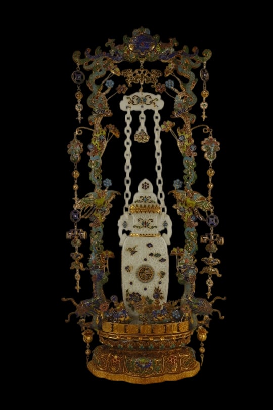 An Exquisite Filigree and Gilding Inlaid White Jade Flower and Bird Pattern Ornament,Inlaid Gems: An Exquisite Filigree and Gilding Inlaid White Jade Flower and Bird Pattern Ornament,Inlaid Gems,Qing Dynasty,China,with Qianlong Four-character Mark,Size:11.8inx4.7inx24.8in,Weight:2450g,花