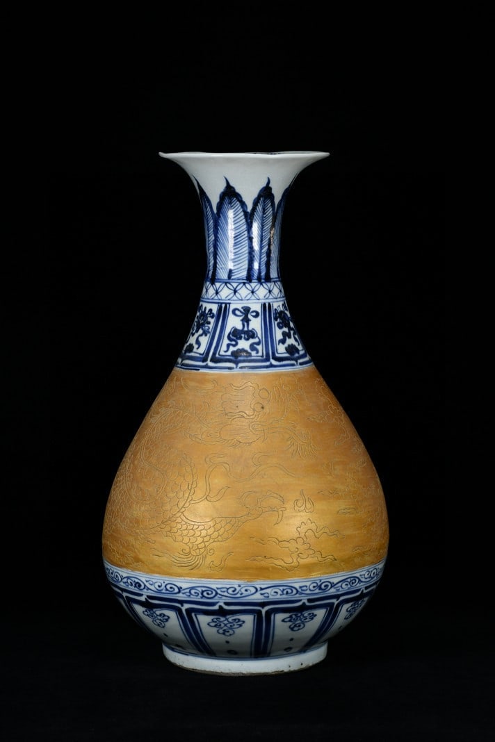 An Exquisite Blue and White Dragon Pattern Vase