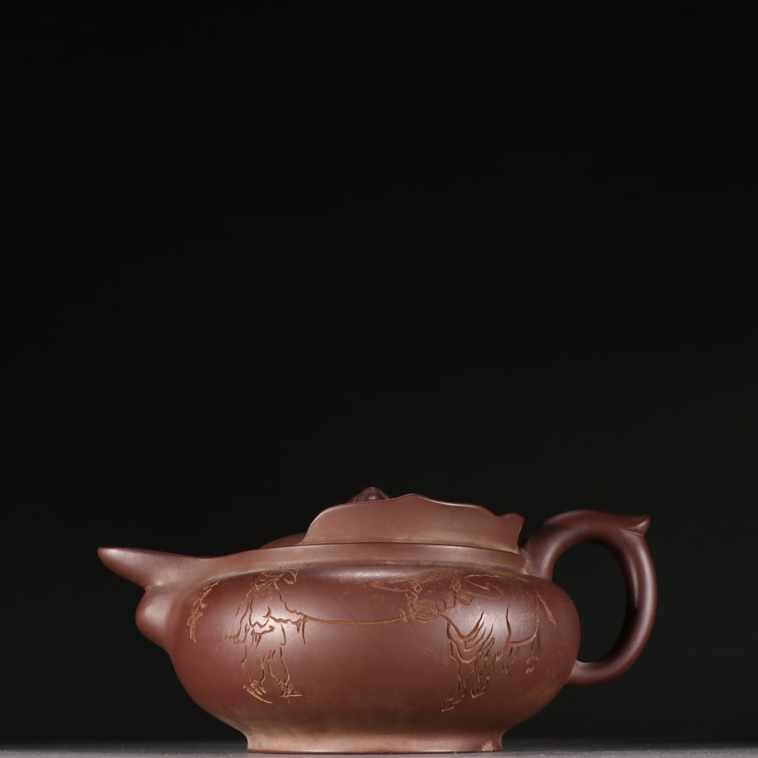 An Exquisite Purple Sands Character and Story Pattern Teapot